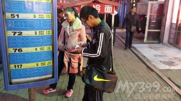 大一学生自制电子公交地图义务为市民导航