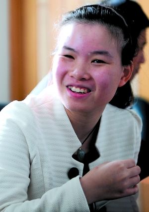 女孩视力仅余0.1 大学年年考第一-视力-东北网教育