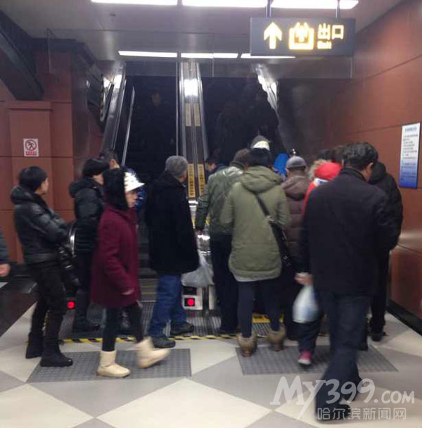 哈尔滨地铁沿线居民上班弃私家车 改乘地铁上