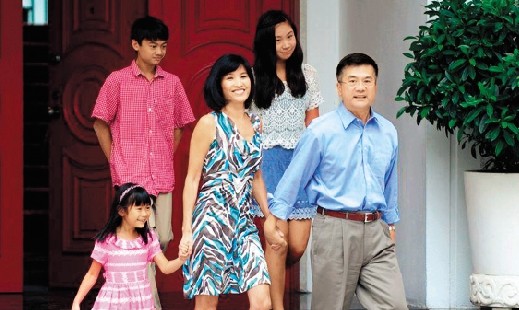 骆家辉携夫人与三个孩子在北京官邸正式亮相