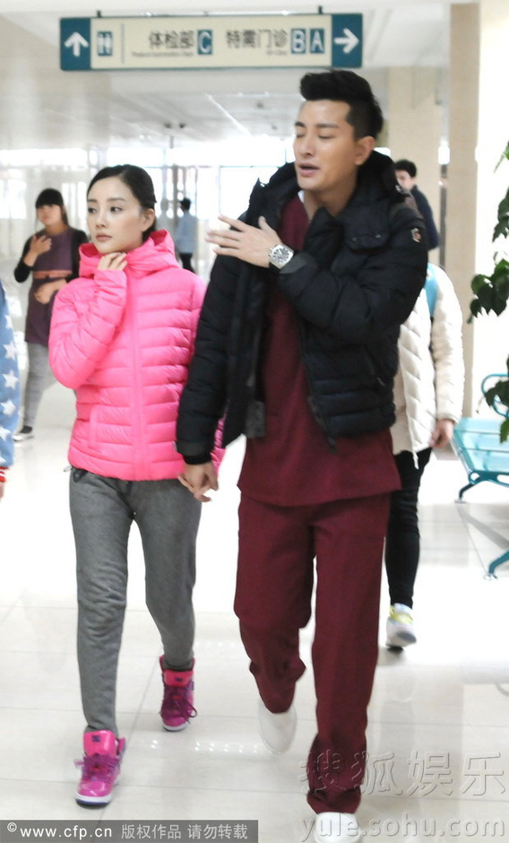 李小璐小鸟依人牵老公 贾乃亮上演欢乐剪刀手-李小璐,贾乃亮,人来疯,夫妻俩,手牵手-东北网娱乐