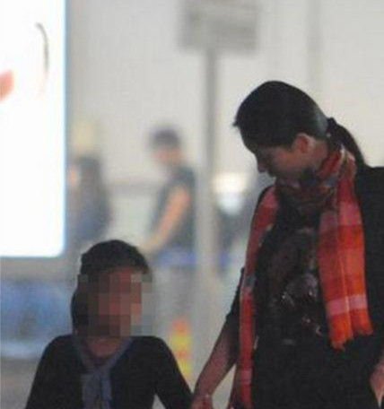 张艺谋非婚生育引关注 抚养费2百亿去了哪(图