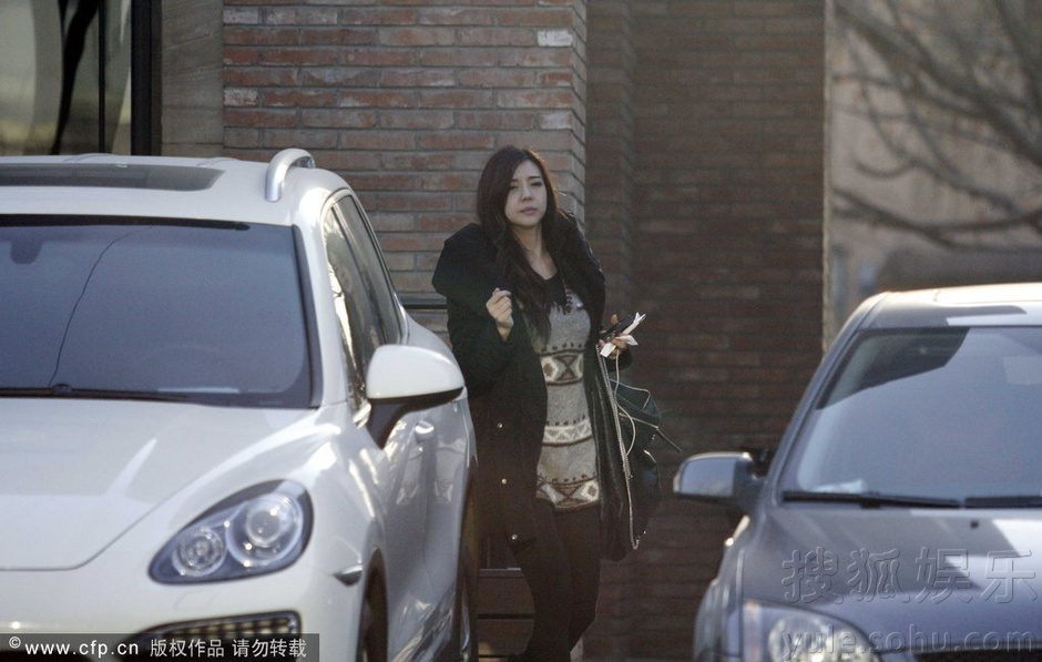 <em>周韦彤</em>着黑丝外出秀美腿 眼神撩人凹凸有致-左