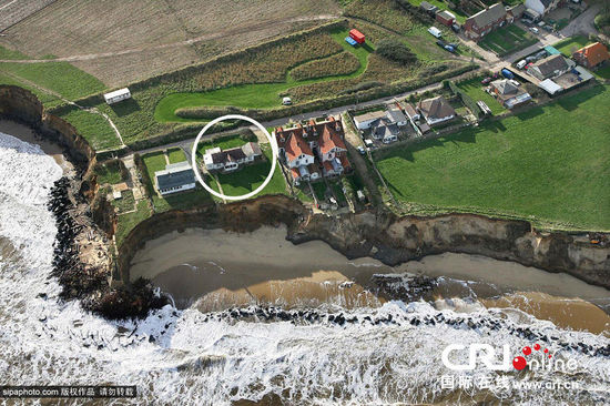 英国妇女购买海边房屋 5年后变悬崖危房(图)-房