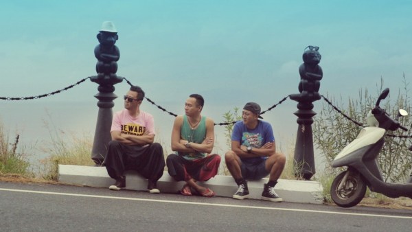 关喆越南拍《无聊的狠》MV 郭涛高虎助阵参演