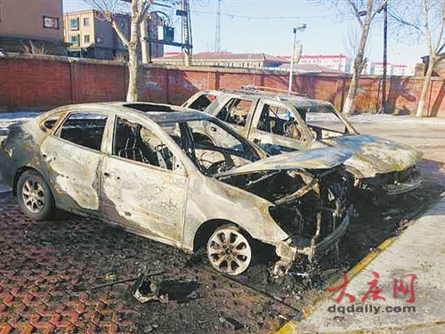 大庆市让胡路区两辆轿车并排起火剩骨架(图