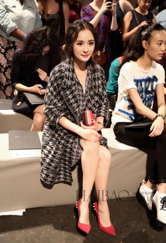 杨幂<em>怀孕</em>超<em>3个月</em>挺大肚拍戏 准辣妈穿衣美搭-