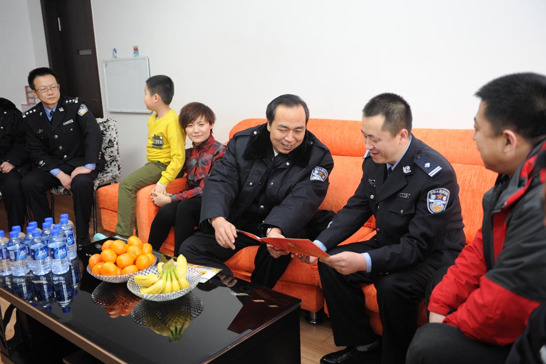 公安部慰问组慰问黑龙江省一级英模王影家属-