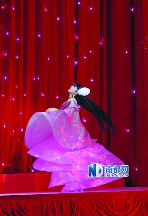 冯氏春晚被吐槽插播广告 两大外援人气爆棚-冯