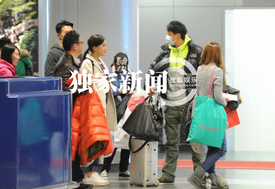 何润东离京偶遇袁姗姗 两人微笑打招呼(组图)-