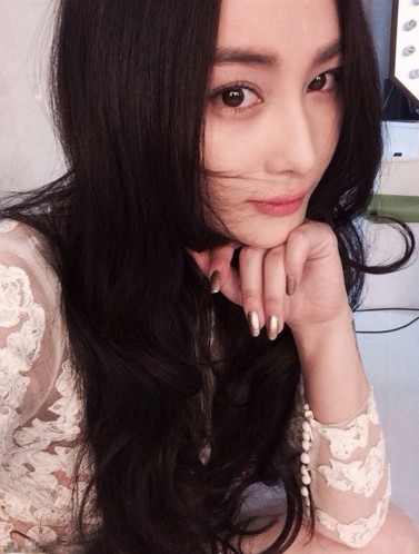 张馨予自爆长发美照现真颜女神魅力不可阻挡!-