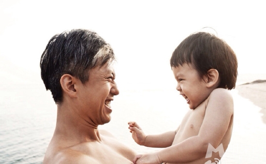 <em>邓超</em>举家出游显惬意 孙俪宽松装忙护胎-<em>邓超</em>,孙