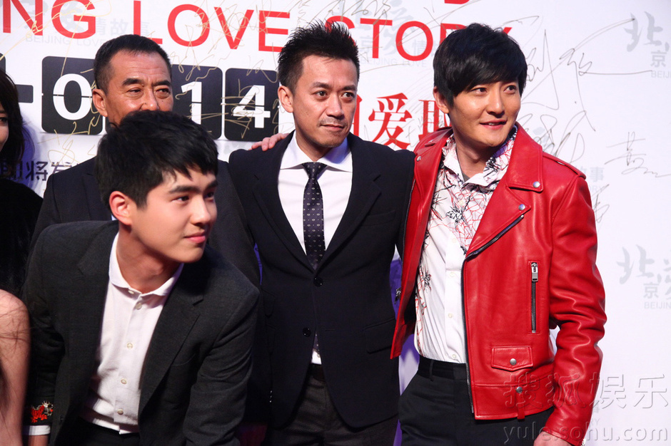 《北爱》首映红毯 刘嘉玲小短裙佟丽娅红裙争