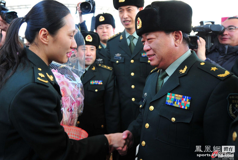 速滑冠军张虹载誉归队 解放军<em>少将</em>亲赴车站迎