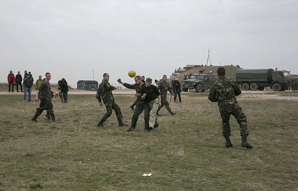 乌克兰士兵不顾俄鸣枪警告 紧张对峙下开展足
