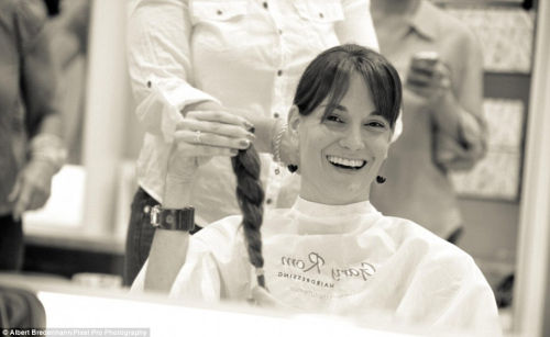 女子<em>化疗</em>治癌<em>头发</em>掉光 好友集体剃光头支持(图