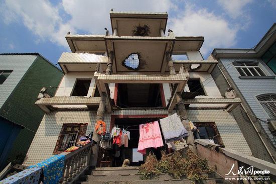 浙江现蜗居版四世同堂:1家15人住20平米危房