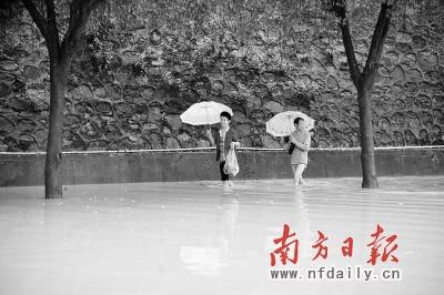 广东惠州连场暴雨路成河 43所学校昨停课-学校