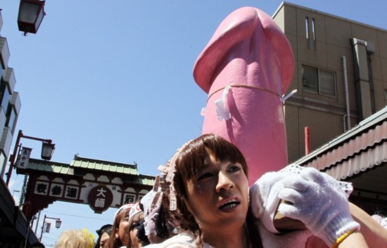 日本欢庆男根节游行 盘点世界变态节日（组图）