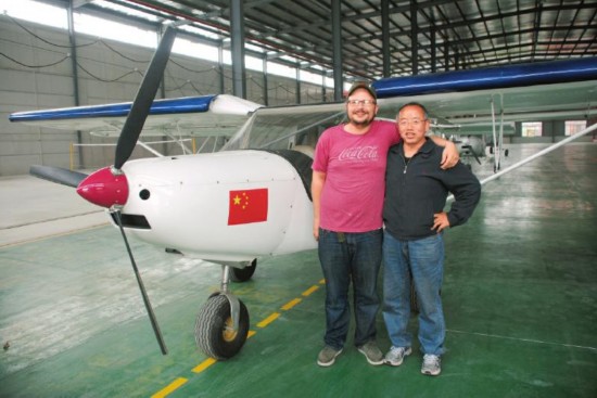 四川一飞机突降加油站加完油飞走 涉嫌违规(图