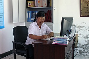 富锦市砚山镇福祥村党支部书记姜驰,被百姓们称为主心骨,带头人