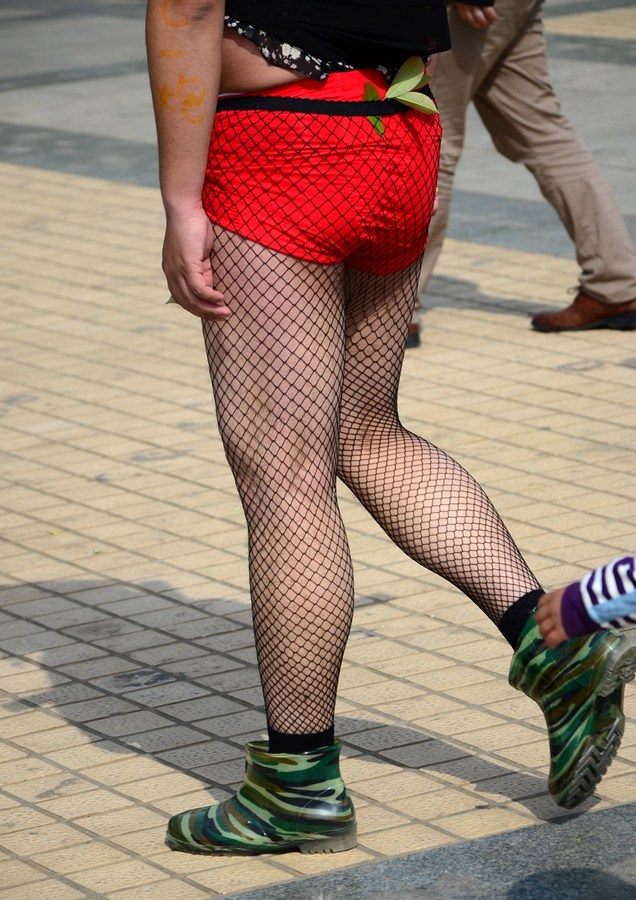 河南一 男子结婚遭 亲友 恶搞 游街-新郎, 恶搞 -东北