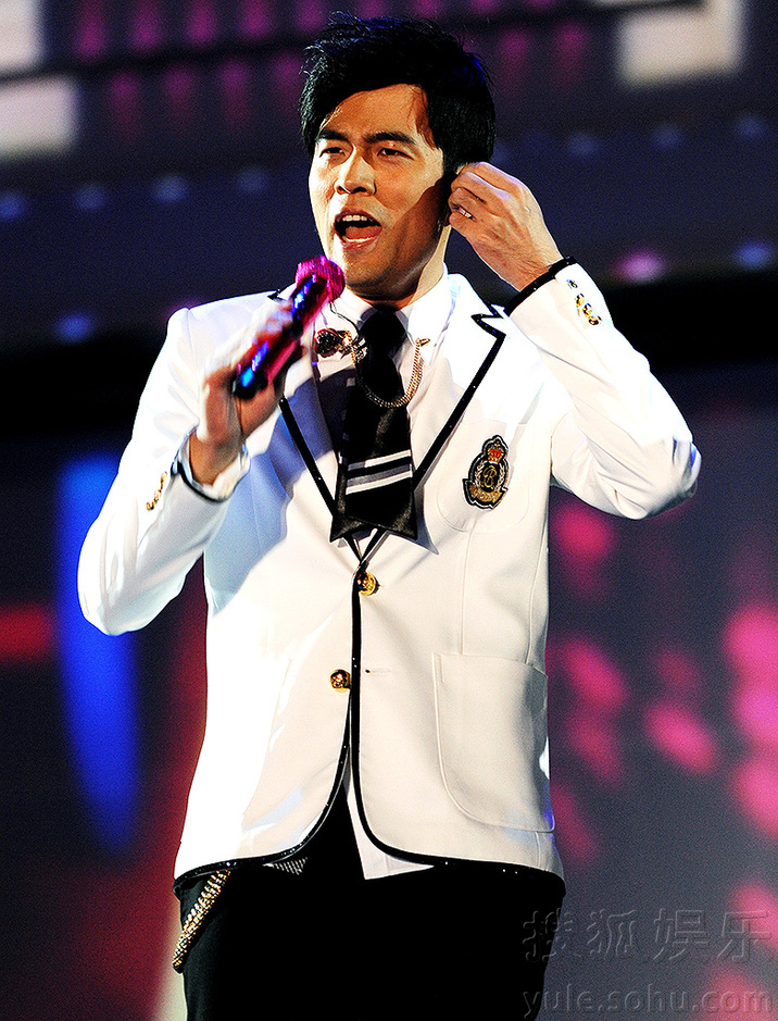 周杰伦上海开唱与辣妹热舞 自曝欲唱到80岁-周杰伦