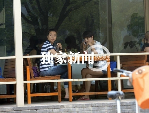  杨幂 不撮合唐嫣 霍建华  闺蜜 合影 比心机- 杨幂 |唐