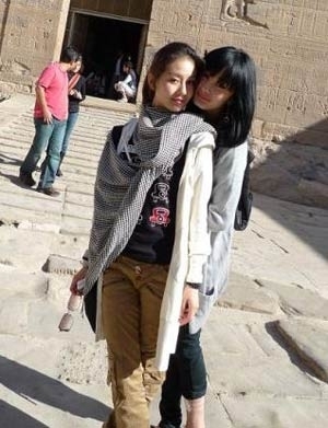  杨幂 不撮合唐嫣 霍建华  闺蜜 合影 比心机- 杨幂 |唐