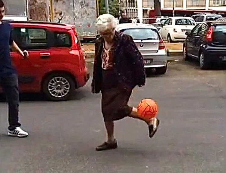 意大利神秘老太街头秀球技视频爆红网络-意大