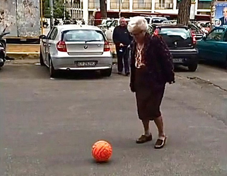 意大利神秘老太街头秀球技视频爆红网络-意大