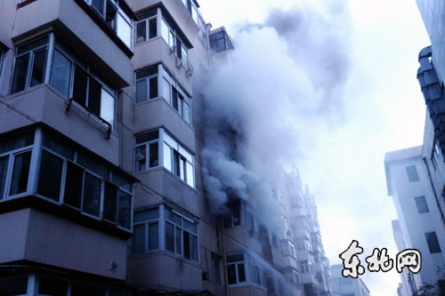 哈尔滨市地德里小区一居民楼发生火灾 无人员