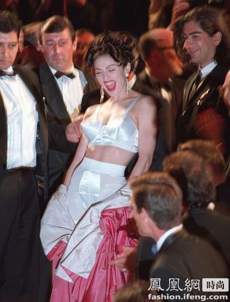 戛纳<em>史上最</em>震撼的4个画面 丁字裤锥形<em>胸罩</em>-戛