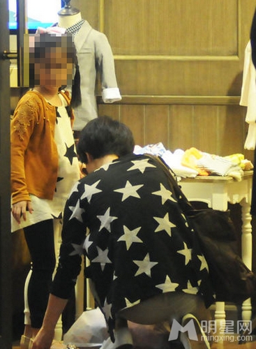 马伊俐贴心为爱女服务 老公文章不见踪影-马伊