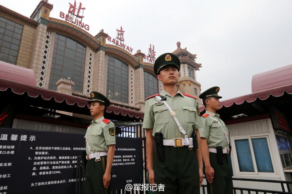 北京武警实装实弹巡逻防控-一应俱全|解放军报