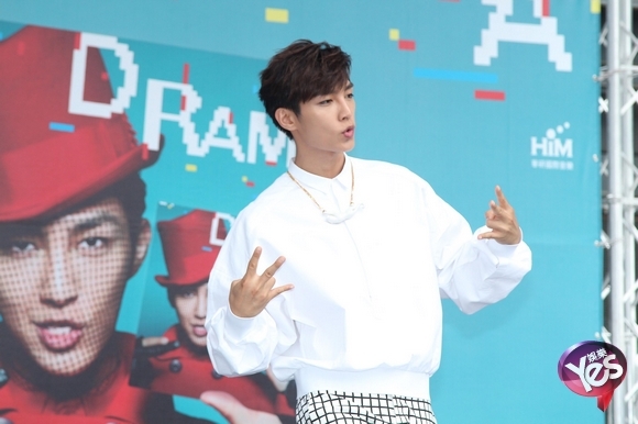 宅男女神拐拐酥胸紧贴炎亚纶 突然现场电箱爆