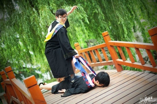 大学生拍恶搞毕业照走红梁朝伟巩俐全 中枪 \/图