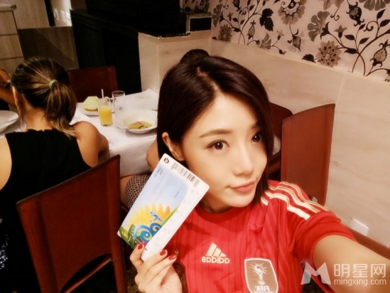 邓家佳现身巴西看球 痛心西班牙被淘汰-邓家佳