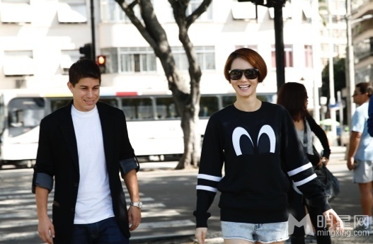 孔卡对戚薇赞不绝口 沙滩共享美好时光-戚薇,孔