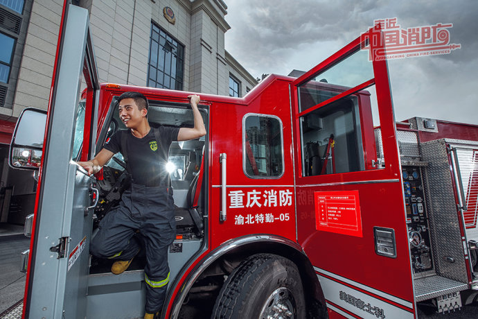 重庆消防员拍足球写真大片 网友:跪求联系方式
