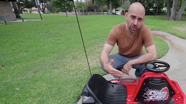 美国男子发明超迷你卡丁车 仅有滑板大时速20