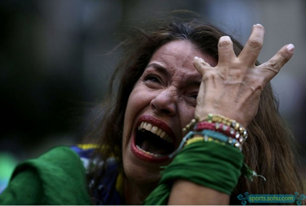 巴西在哭泣!遭德国队狂虐球迷看台上痛哭(图)-