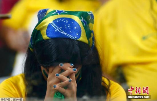 现场:巴西遭德国血洗 球迷以泪洗面称灾难-巴