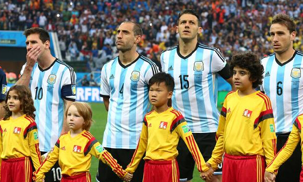 中国人现身世界杯赛场 济南小球童与梅西同场