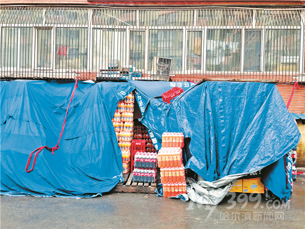 报料:经纬十道街23号院成堆饮料箱占道 拉铁链