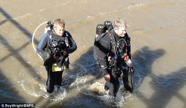 英男子游泳不幸遗失假肢 众人热心帮忙找腿-