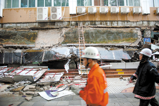 深圳大厦坍塌致3死12伤 一对石狮子救5人性命