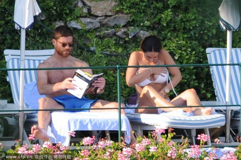 阿隆索出海度假秀腹肌 爱妻当众<em>解胸罩</em>-度假|娇