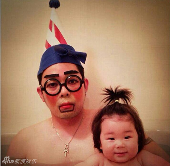 日本<em>父女</em>逗比泡澡玩自拍 蠢萌犯二又有爱-洗澡