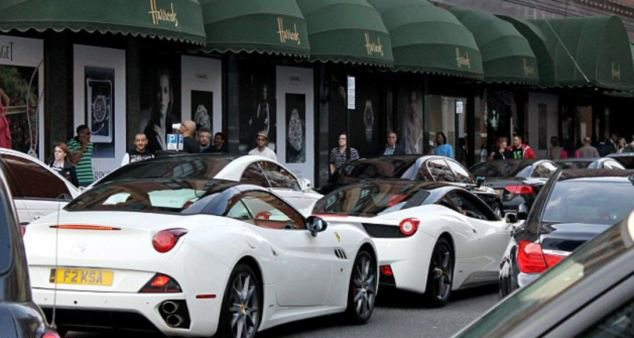 沙特富豪驾驶金色豪车现身伦敦街头吸睛-沙特